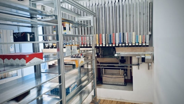 Leeres Tabak-Fachgeschäft tagsüber